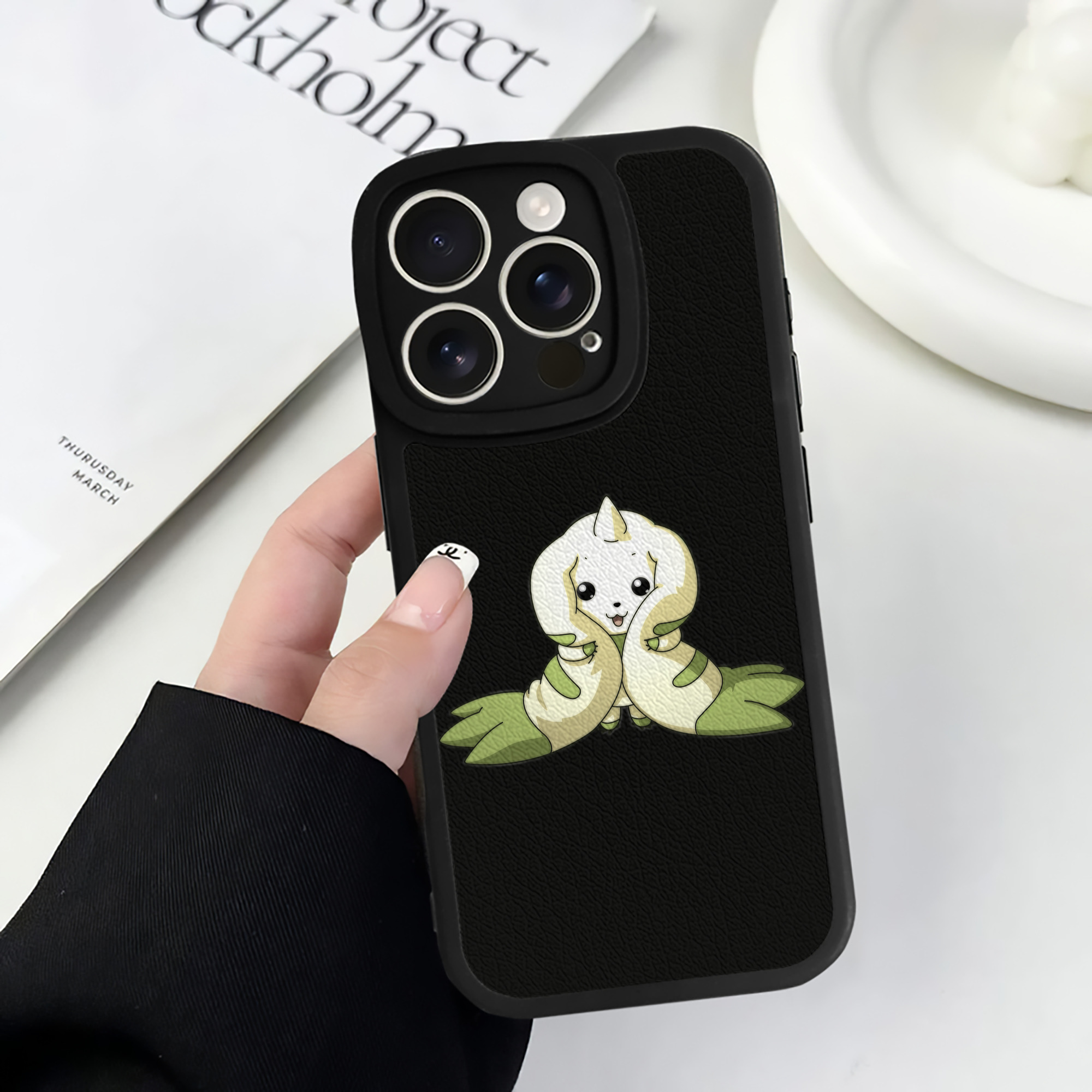 （画像用） Digimon デジタルモンスター/デジモン 【iPhone 16シリーズ対応】シリコンスマホケース（レザー調） 材質：シリコン